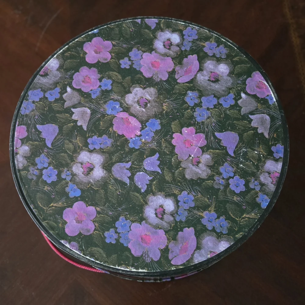 Vintage Round Hat Box - Picture 9 of 15